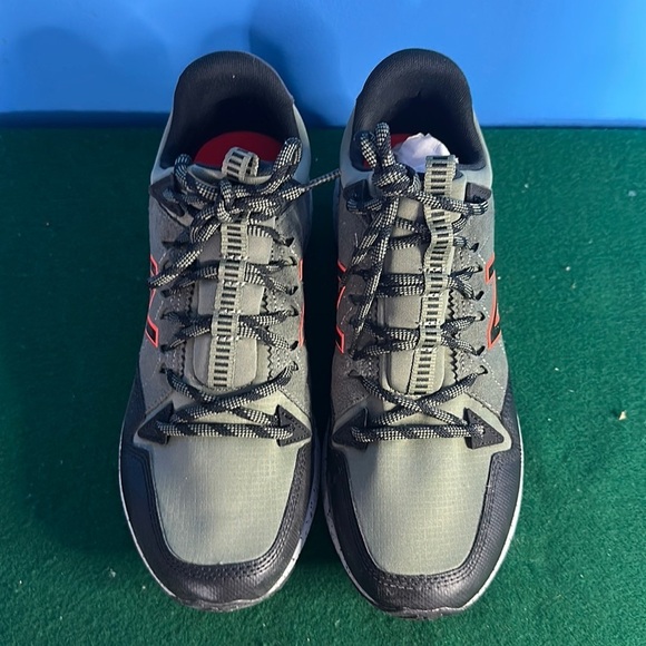 New Balance Men’s Trail Running Shoes Size 10 Gray Red Athletic Sneakers - Picture 1 of 7